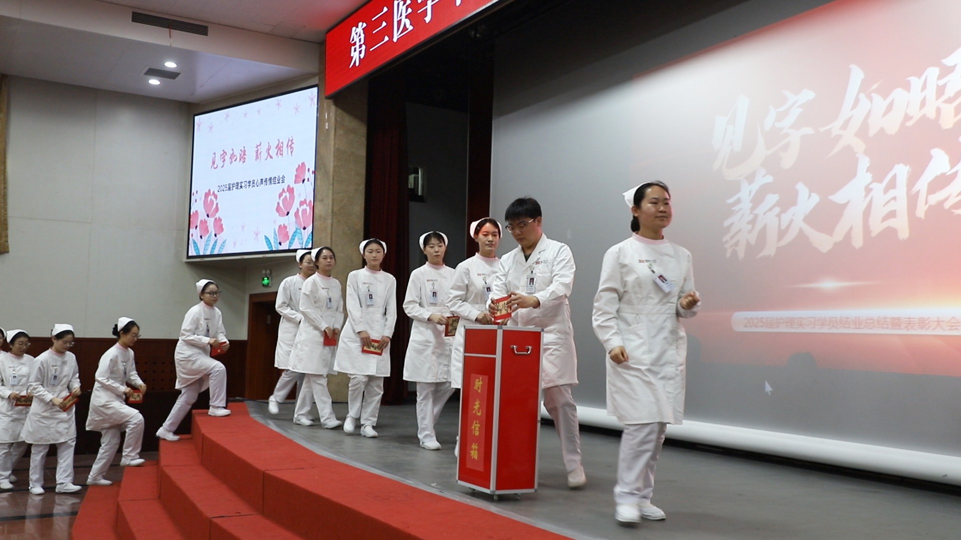 6-实习学员将信笺投入&ldquo;时光信箱&rdquo;.jpg